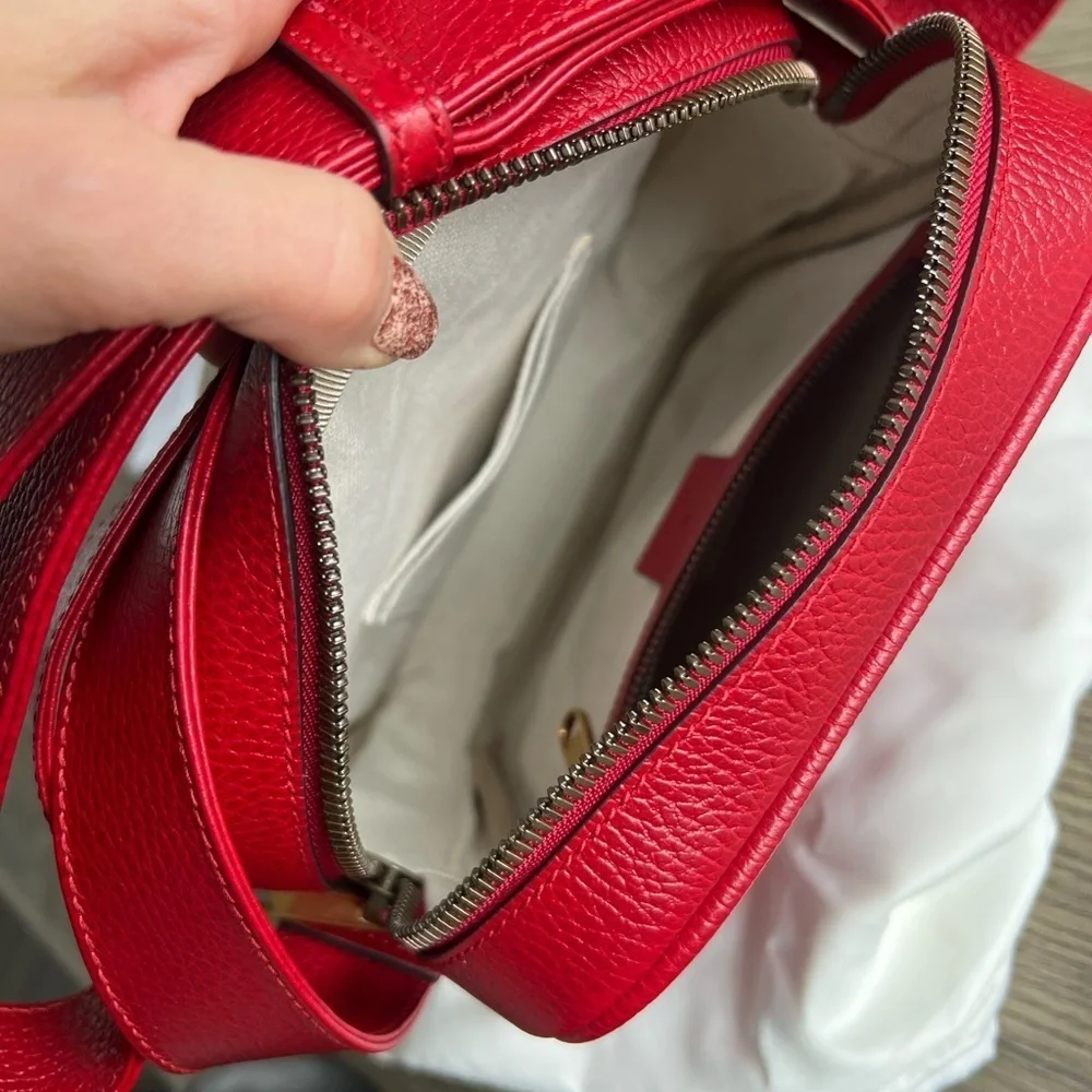 GUCCI Logo Print Leather Grained Calfskin Logo Messenger Bag Hibiscus Red